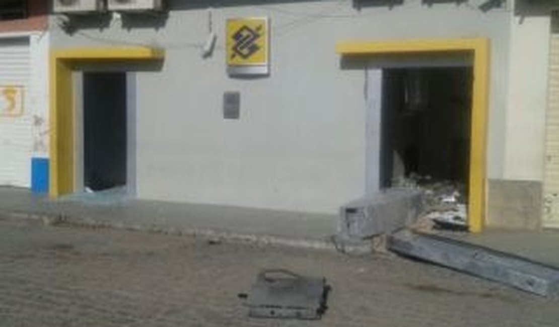 Bandidos explodem agência do Banco do Brasil em Inhapi