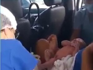 [Vídeo] Mulher dá à luz dentro de viatura com ajuda de policiais em Maceió