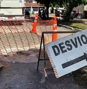 [Vídeo] Cratera é tapada de forma provisória na Travessa Isabele Gondim, na Jatiúca