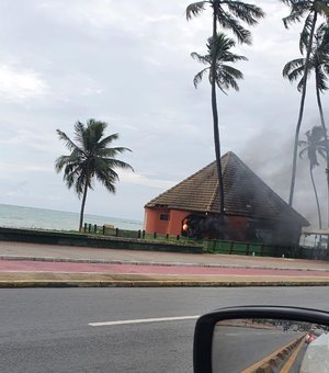 Barraca pega fogo após curto-circuito na orla da Jatiúca, em Maceió