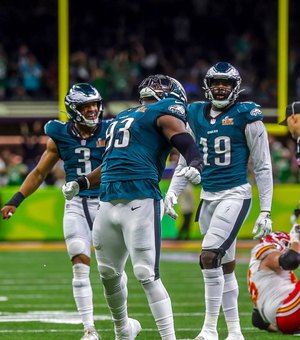 Nove Bolas de Ouro: astros do futebol acompanham vitória dos Eagles no Super Bowl LIX