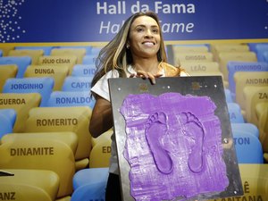 Marta é a primeira mulher a entrar na calçada da fama do Maracanã