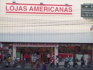 Assaltantes roubam dinheiro e roupas de três lojas