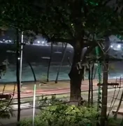Ressaca forte assusta moradores e provoca estragos na orla de Maceió