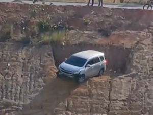 Veículo cai em ribanceira localizada na Avenida Marília, em Maceió; imagens impressionam