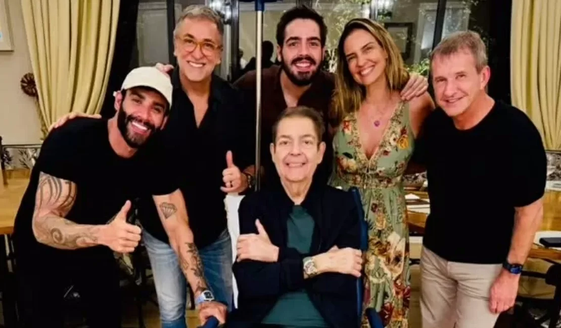 Com pé enfaixado, Faustão aparece ao lado de Gusttavo Lima e amigos