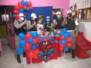 [Vídeo] Criança de cinco anos ganha surpresa do BPRv no aniversário