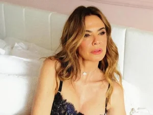 Luciana Gimenez faz ensaio de lingerie azul com almofada ousada