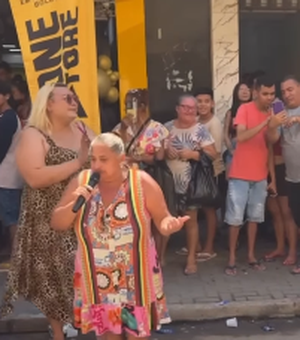 Vídeo de cantora viraliza após apresentação surpresa em Fortaleza