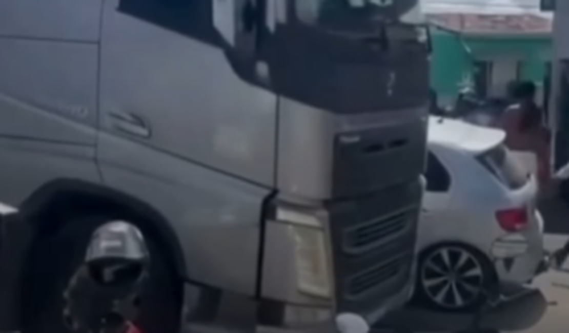 Colisão entre carreta e carro deixa trânsito interditado em Santana do Ipanema