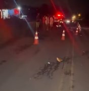 Mulher cai da moto e morre ao ser atropelada por caminhão ﻿na AL-115, em Arapiraca