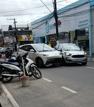 Colisão entre dois veículos deixa trânsito lento no Centro de Arapiraca