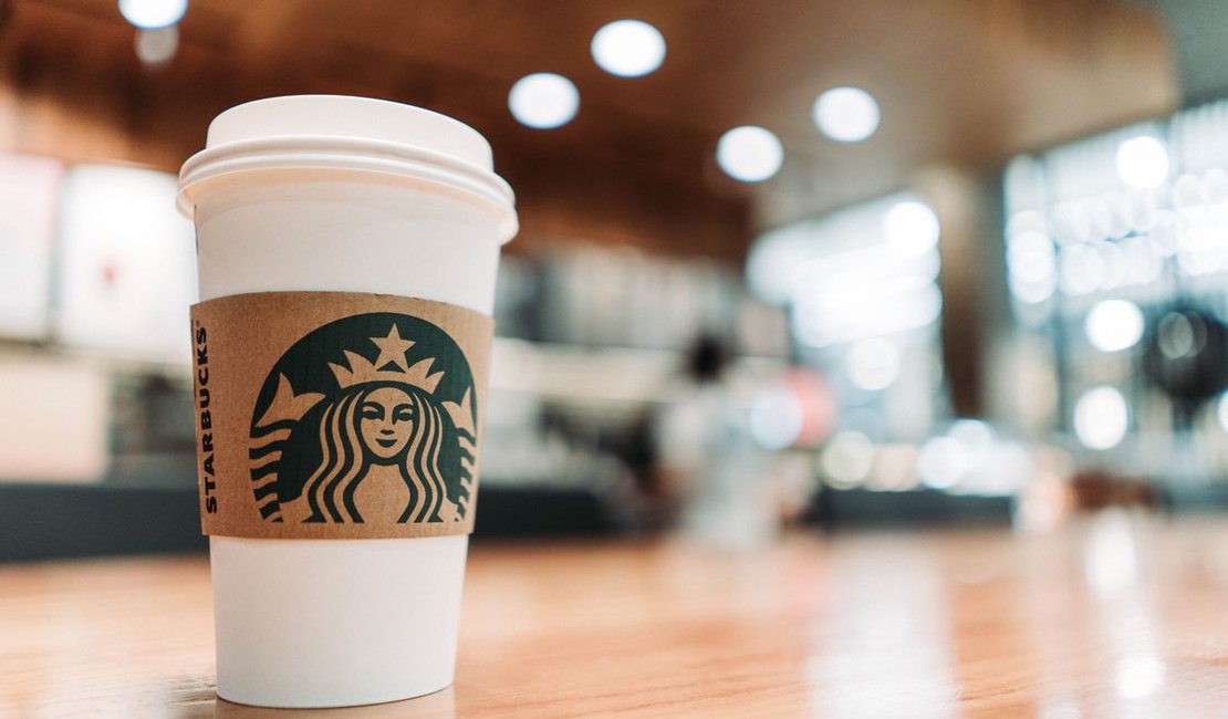 Homem processa Starbucks após sofrer queimaduras no pênis por causa de chá