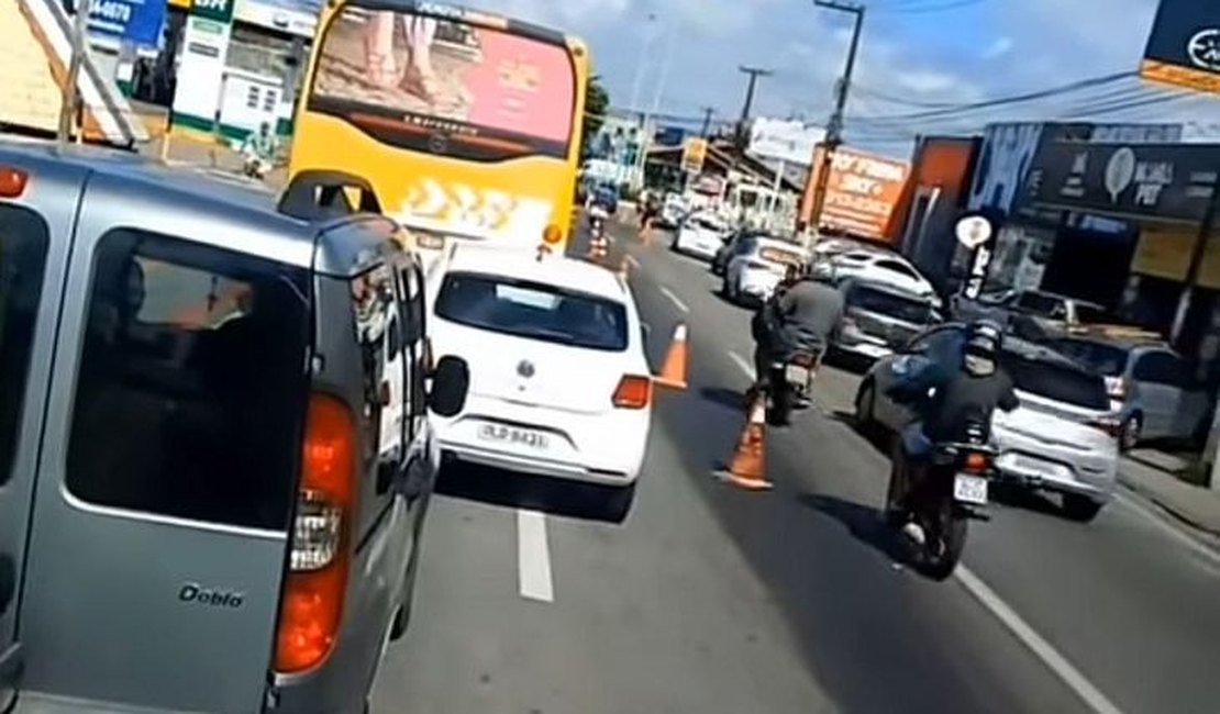 Vazamento de óleo provoca acidente e deixa feridos no bairro Barro Duro, em Maceió