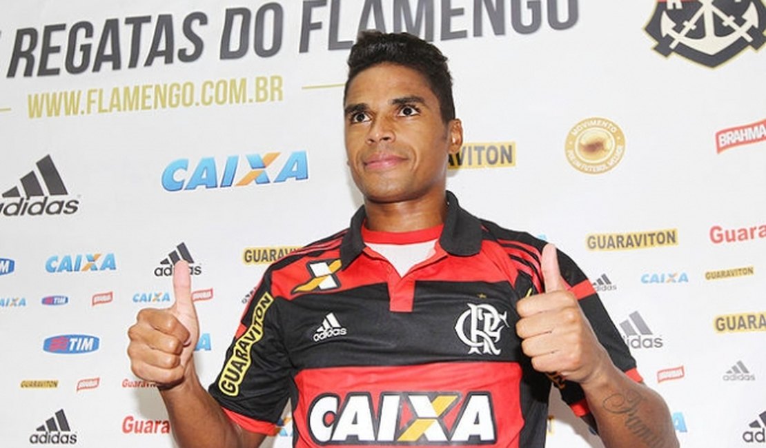 Vindo do Bangu, Almir é apresentado no Flamengo