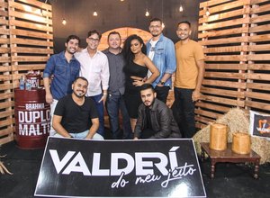 Famílias de São Miguel dos Campos recebem cestas básicas após live do cantor Valderí Júnior
