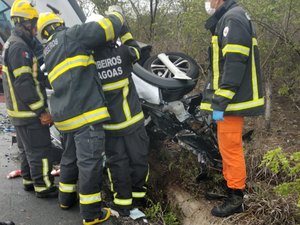 Colisão entre dois carros deixa três mortos e dois feridos em São José da Tapera