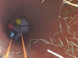 Menino é resgatado após cair em cisterna enquanto pegava pipa