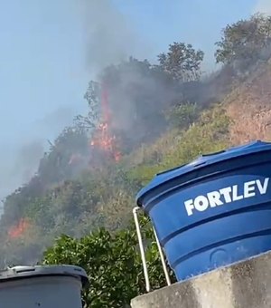 [Vídeo] Fogo em vegetação no bairro Cruz das Almas assusta moradores da região