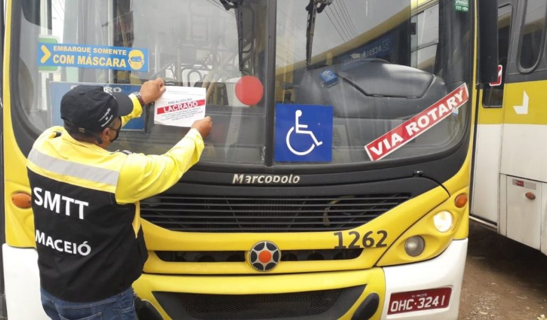 SMTT lacra 23 ônibus durante fiscalização em Maceió