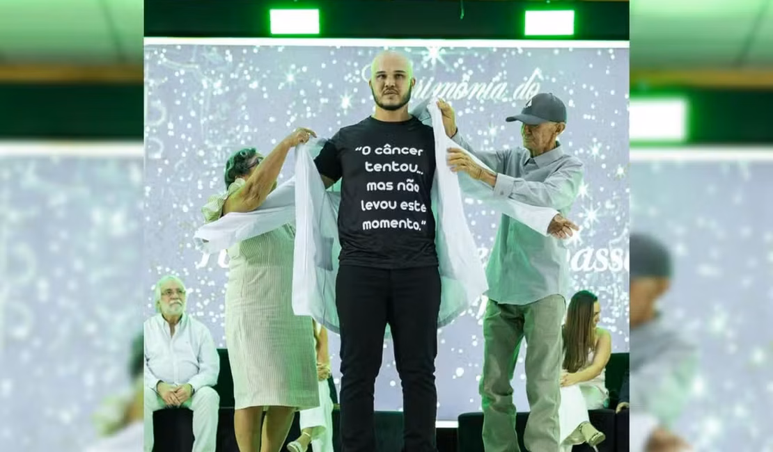 Estudante de medicina emociona em homenagem aos pais no TO: 'O câncer tentou, mas não levou este momento'