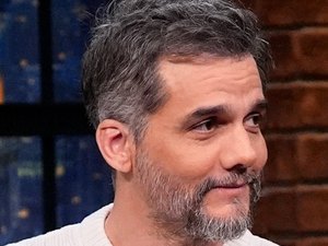 Wagner Moura celebra apoio do Brasil a O Agente Secreto em talk show