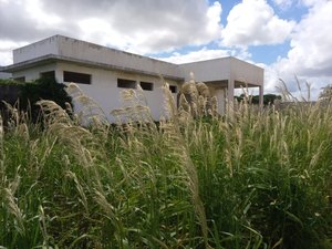 Mato toma conta de posto de saúde inacabado em Arapiraca