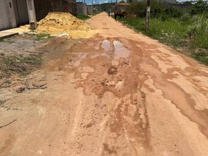 [Vídeo] Obra de pavimentação inacabada provoca transtornos em Marechal Deodoro