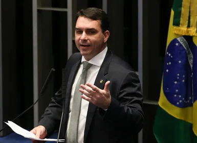 Flávio Bolsonaro promete anistia aos condenados do 8 de Janeiro e volta a atacar Moraes