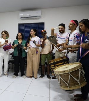 Ritmo do maracatu Baque Alagoano e sarau de poesias marcam último encontro de 2025 do Expresso Leitura