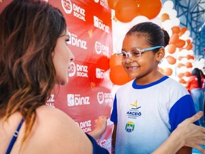 Prefeitura de Maceió entrega óculos de grau para alunos da rede municipal
