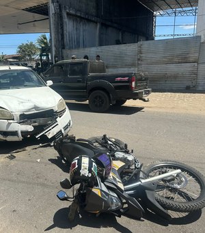 Colisão entre veículos deixa motociclista ferida em avenida de Arapiraca