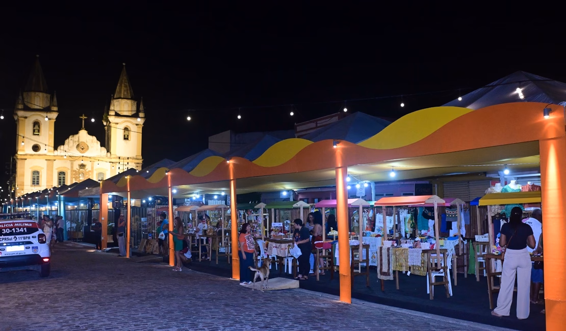 Bibliocoop e estante da FliPenedo recebem doações de livros