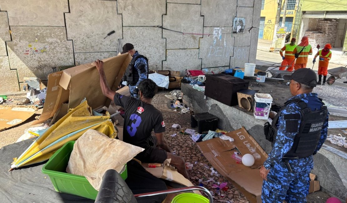 Dupla é presa com drogas e mandado em aberto em praça de Maceió