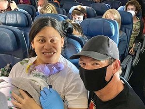 Sem saber que estava grávida, mulher dá a luz durante voo