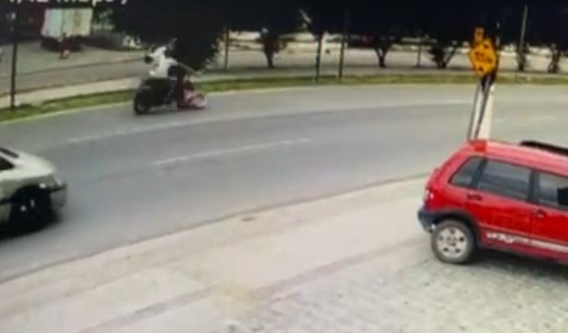 Motociclista colide com ciclista que atravessava avenida sem atenção em Maceió