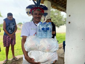 Prefeitura de Traipu leva cestas básicas, água e colchões para comunidade indígena Aconã