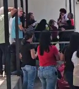 [Vídeo] Ambulatório será fechado para reforma e moradores protestam, em Maceió