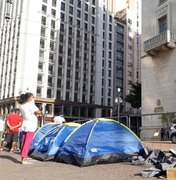 Após mortes por covid, moradores de rua acampam na prefeitura