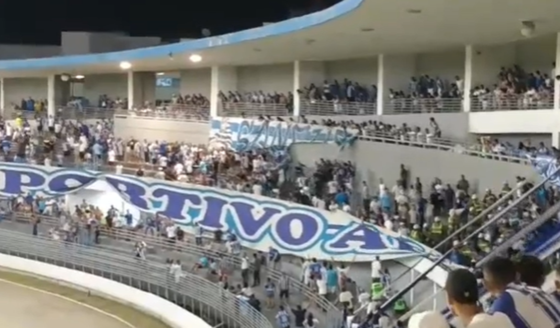 Jogo entre CSA e Vila Nova tem briga de torcidas organizadas