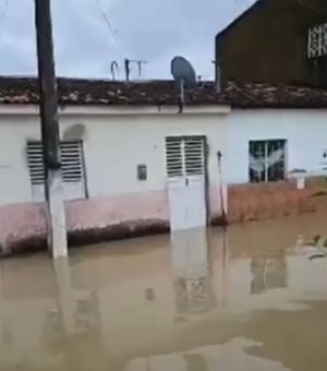 [Vídeo] Rio transborda e invade residências em São Miguel dos Campos