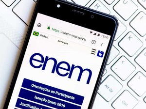 Estudantes do Enem lidam com internet precária e estudos pelo celular