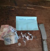 Homem é preso com bombinhas de maconha, dinheiro e faca em Piaçabuçu