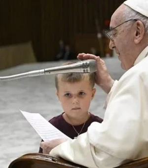 Vídeo: menino invade audiência do papa Francisco e ganha afagos