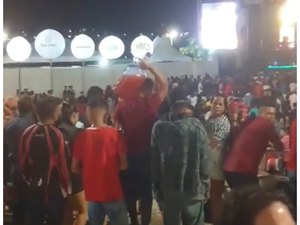 [Vídeo] Arapiraquenses inovam e levam garrafão de 20 litros com cachaça para burlar proibição de caixa térmica durante festas na Perucaba