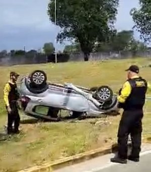 Carro capota na pista de acesso ao Aeroporto Internacional Zumbi dos Palmares