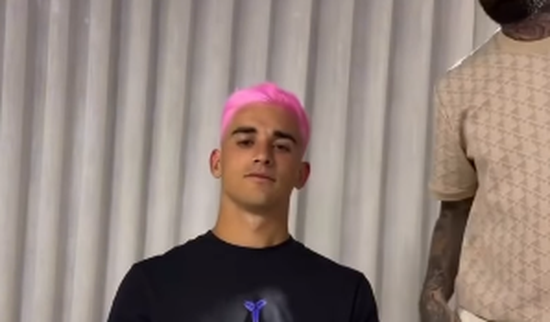 Gavi cumpre promessa e pinta cabelo de rosa após conquistar a Copa do Mundo