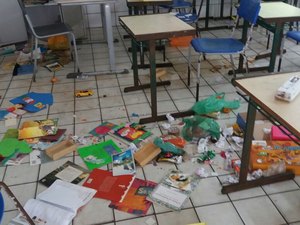 Vândalos invadem instituições de ensino e destroem bens públicos
