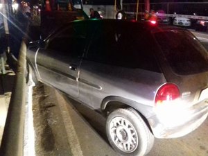 Embriagado, condutor colide carro contra outro veículo