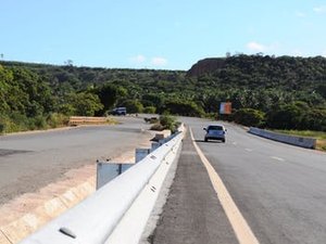 Carreta tomba na AL-101 e combustível vaza na pista